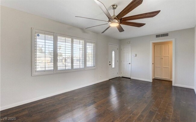 Photo - 1932 Hassett Ave