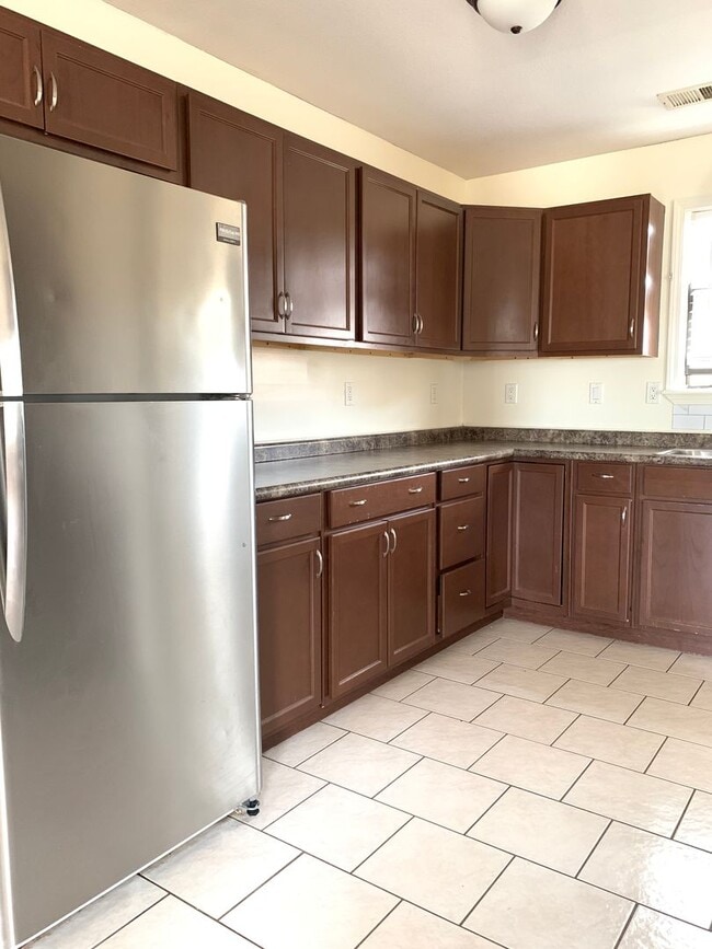 Photo - 2Bed 1 Bath Fenced Backyard!