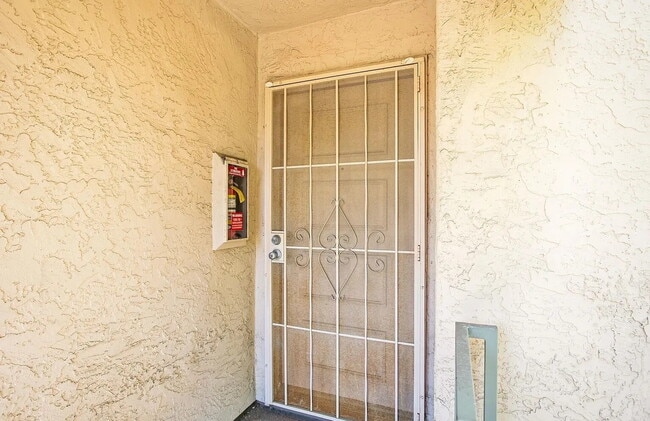 Building Photo - "Charming 1-Bed Retreat in San Diego – Perfectly Cozy 662 sq ft Home!"