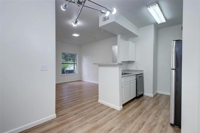 Building Photo - 2320 Gracy Farms Ln Unit 513