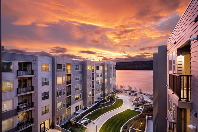 Acceso de Riverwalk y vista al río Hudson - Avalon Yonkers Apartamentos