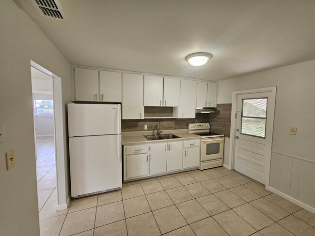 Photo - Beautiful and cozy 2/1 apartment available now!