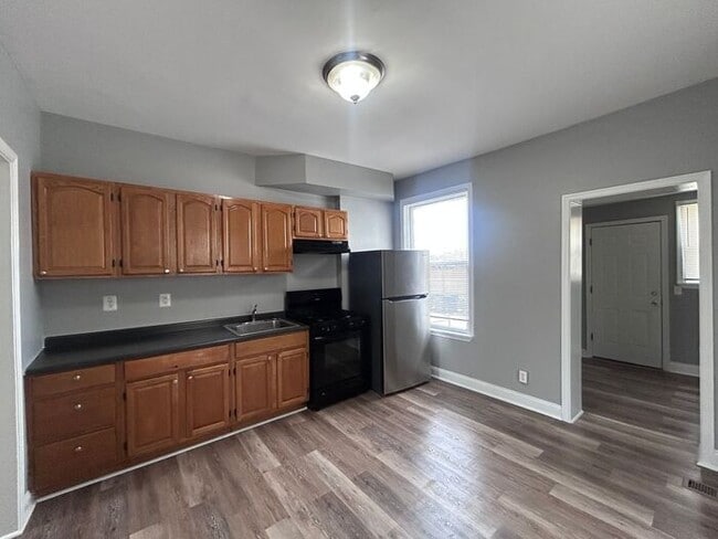 Building Photo - 1 Bedroom Plus Den HOUSE