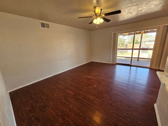Photo - 3 Bedroom / 2 Bath Home with Refrigerated Air & 1-Car Garage 6 Month Lease!