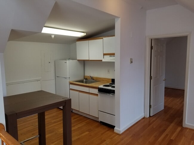 Building Photo - 176 Main St Unit D