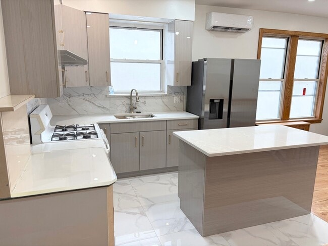 Photo - 2237 W 1st St