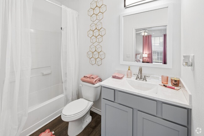 4BR, 4BA - 1,333SF - Bathroom B