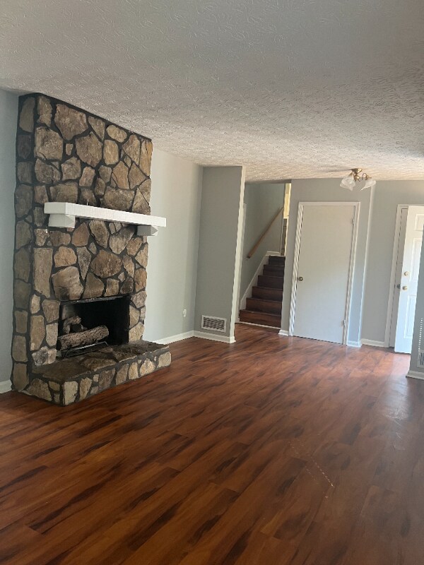 Photo - 1675 Oak Ridge Way NW