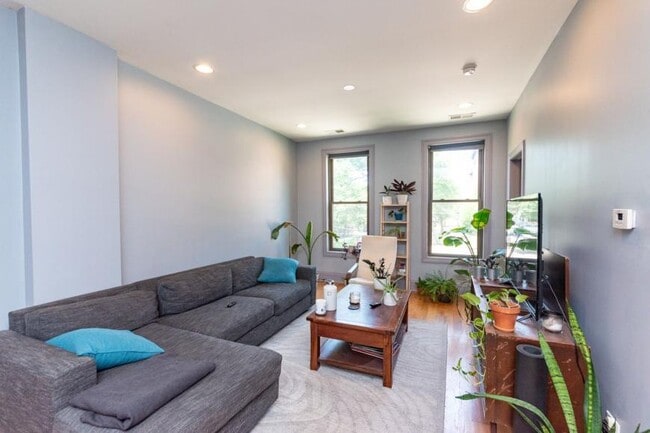Building Photo - 3 bedroom in Chicago IL 60622 Unit 2 Rental