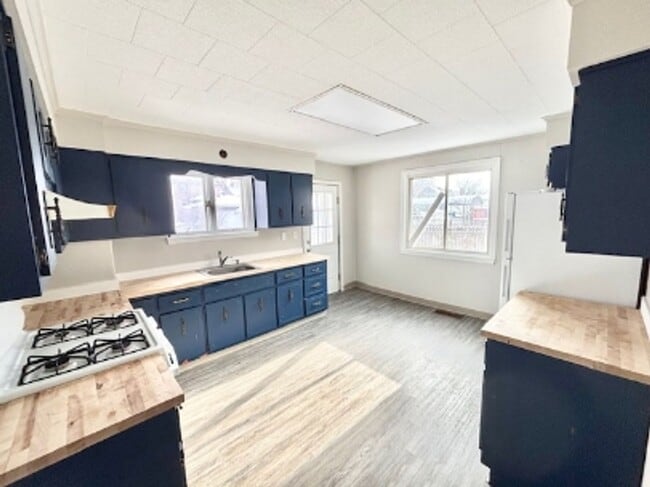 Photo - 874 Vankirk St