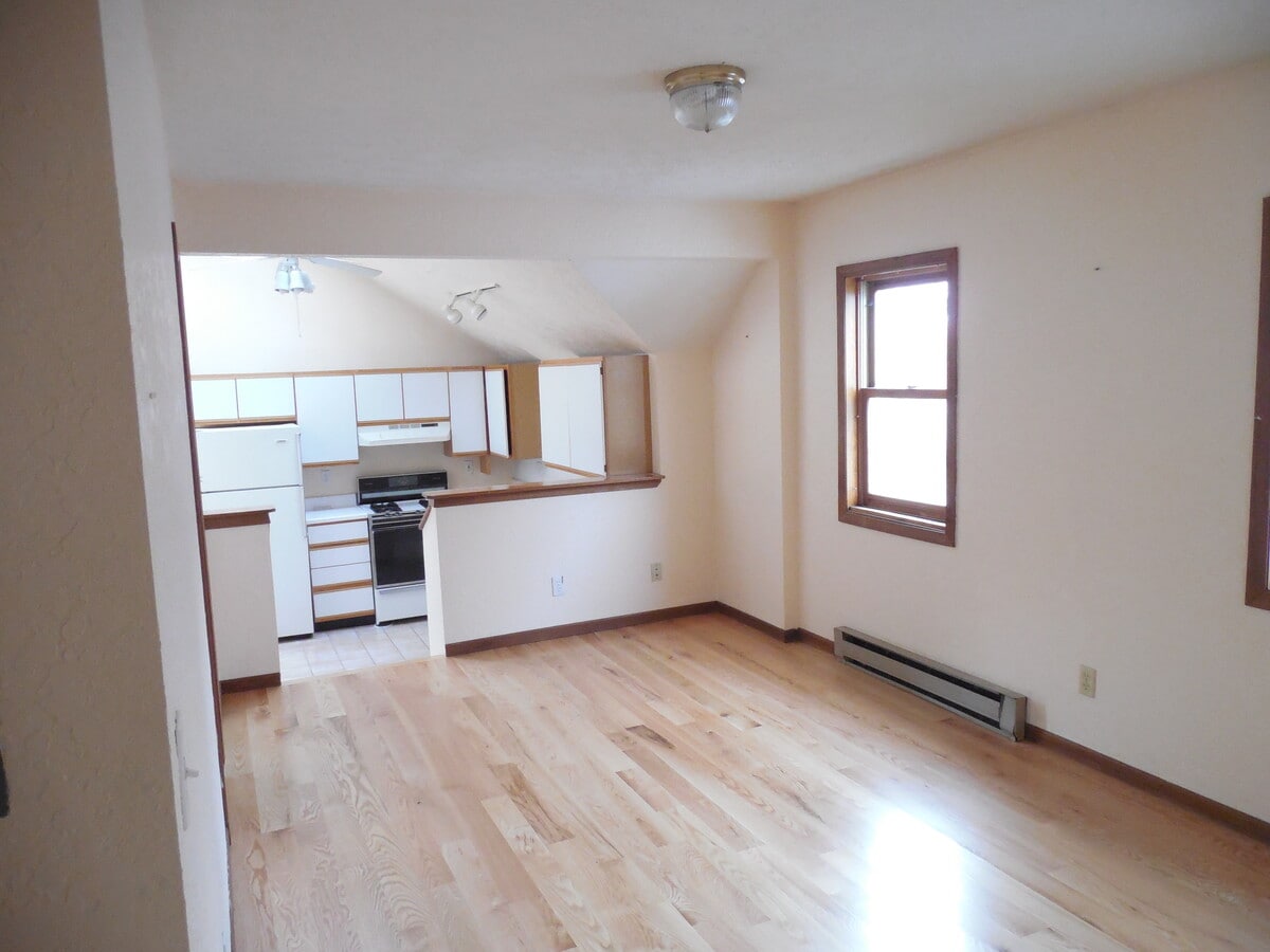 SALA DE ESTAR A COCINA, llame a Dan al 815-519-0701 - 409 Hill St Unidad 4