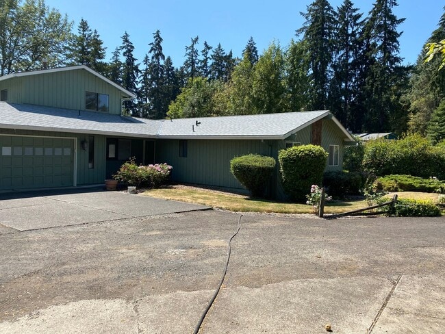 Building Photo - Rare Five Bedroom On Quiet Cul-de-Sac Rental