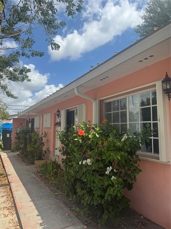 Building Photo - 1020 SW 5th St Unit 6