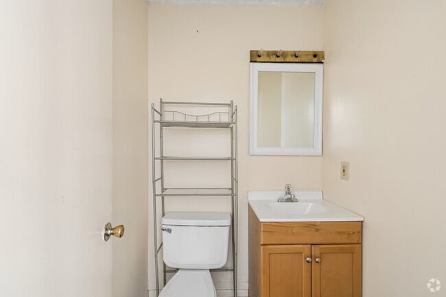 2BR, 1.5BA - 928SF - Half Bathroom