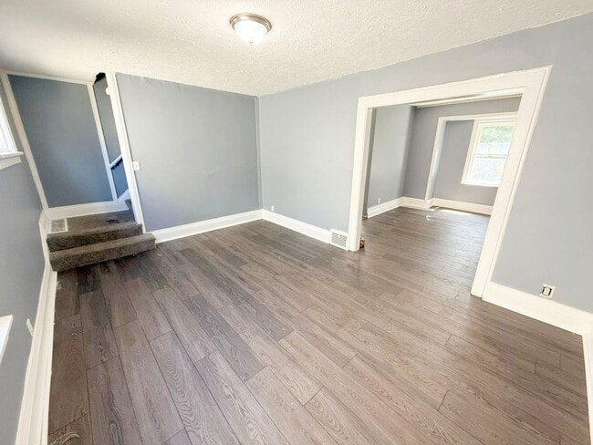 Building Photo - 2 BED 1 BATH SINGLE FAMILY HOME IN EUCLID!