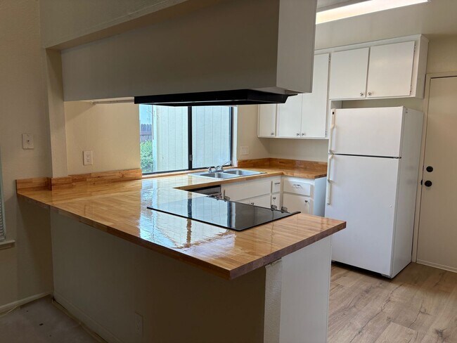 Building Photo - Colusa Ave Unit 1682 Colusa Ave