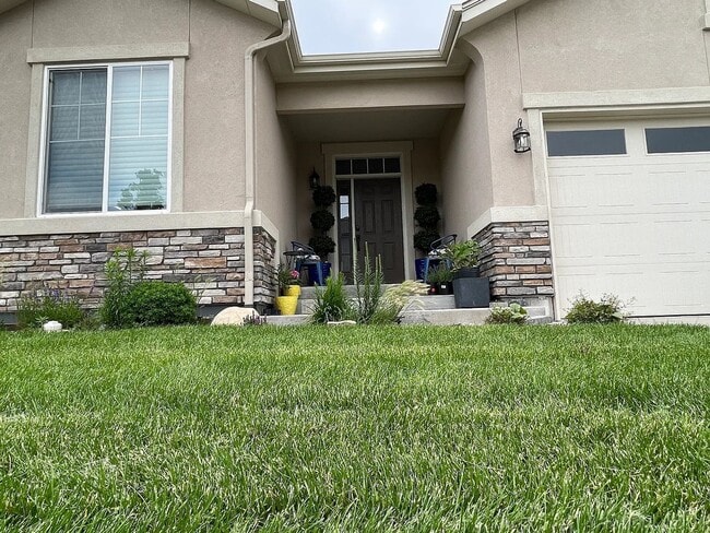 Photo - Luxury Furnished Basement Unit 2 Bed 1 Bath with Utilities Included!