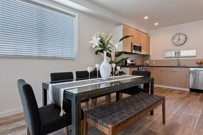 Photo - 13536-13538 Vanowen St