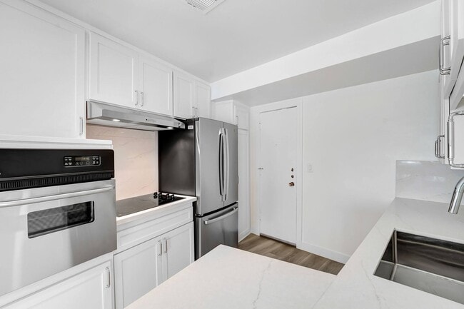 Photo - 8430 De Longpre