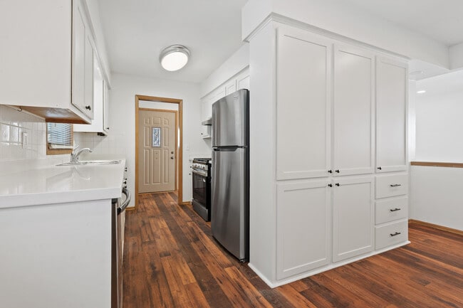 Photo - 2450 S 95th St