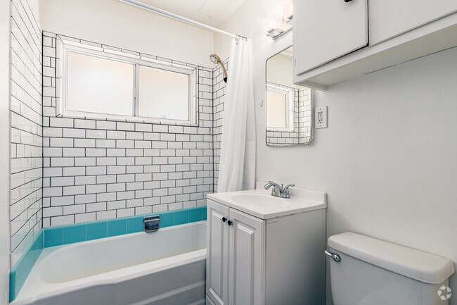 2BR, 2BA - 950SF - Primary Bathroom