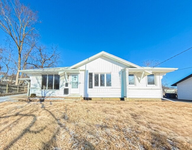 Building Photo - Spacious 3 Bedroom 1 bathroom Ranch located on the South Side