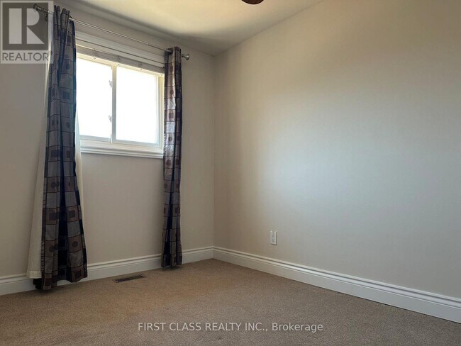 Photo - 28 Collins Crescent