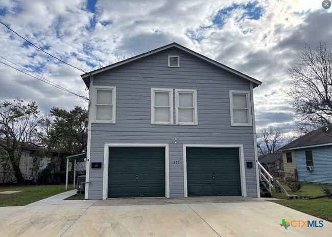 Building Photo - 305 E Sabine St Unit A