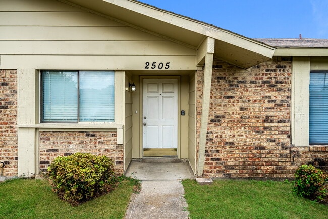 Photo - 2505 Crown Cir