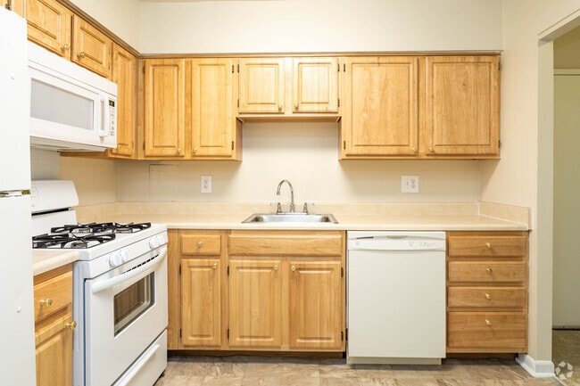 1BR, 1BA - 895 SF