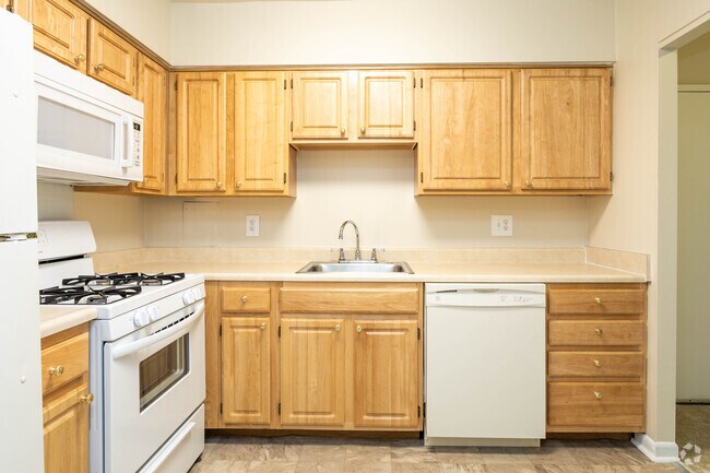 1BR, 1BA - 895 SF - Lambeth House Apartments