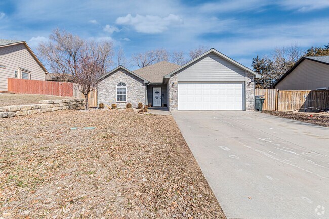 Building Photo - Fully fenced in yard Rental