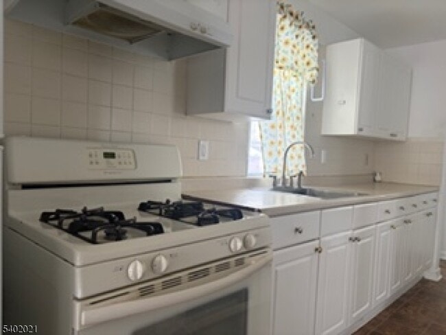 Photo - 194 Jerome Pl