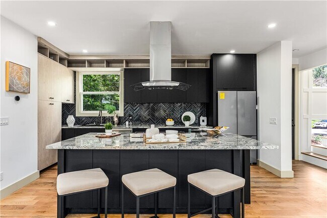 Photo - 335 Eureka Dr NE