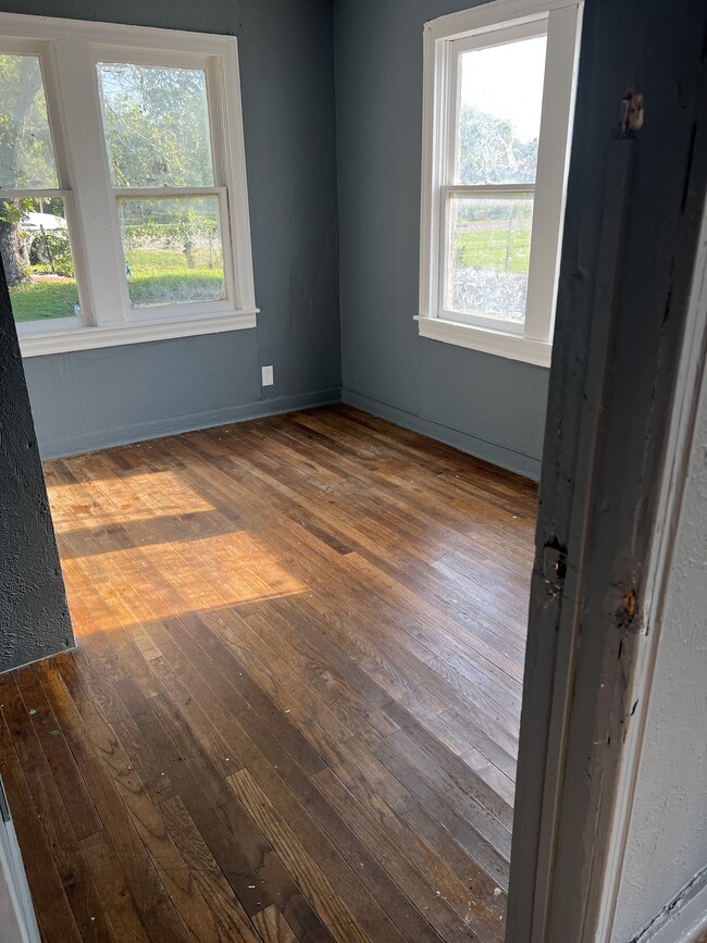 Photo - 5563 Hall Ave