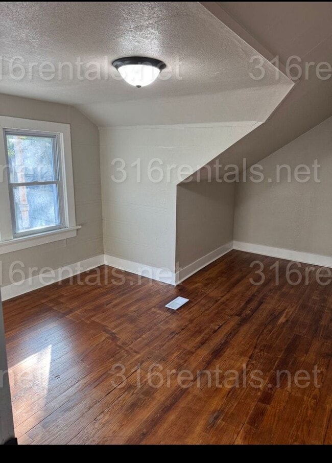 Building Photo - Recently Remodeled 3 Bedroom Home