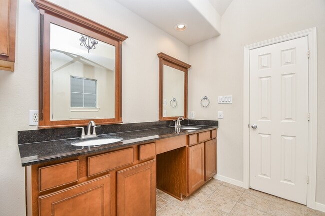 Building Photo - 3126 Clearview Cir