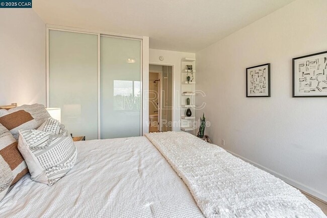 Building Photo - 233 Orange St Unit 304