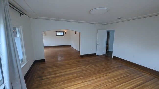 Photo - 552 45 St