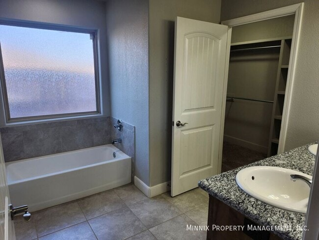 Photo - 5222 Jarvis St