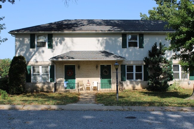 Building Photo - Semi-Detached 2 Bedroom Townhome