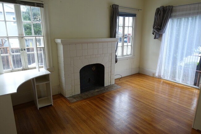 Photo - 2343 Dwight Way Unidad 2