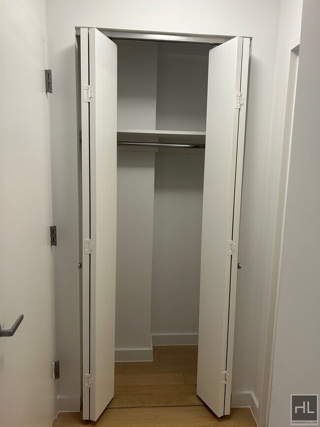 Photo - East 39th Street Unidad 19A