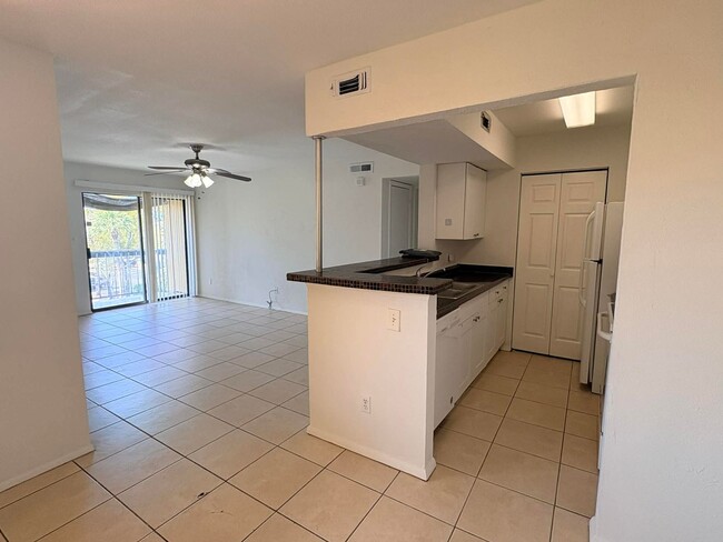 Building Photo - 1/1 Condo for Rent in Fort Myers Unit 718