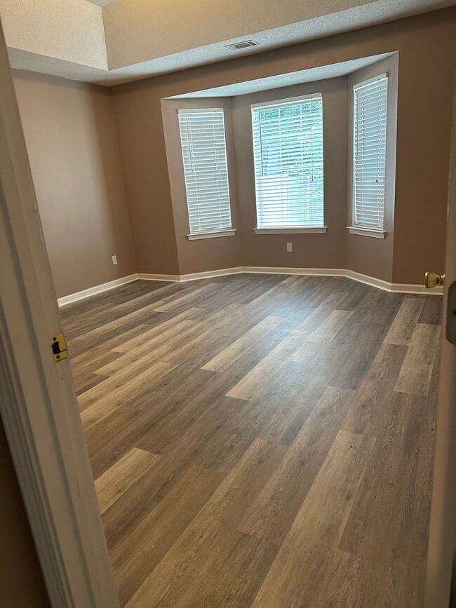 Photo - 460 Live Oak Walk
