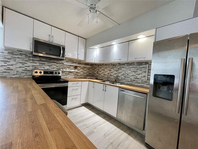 Building Photo - 2101 Atlantic Shores Blvd Unit 320