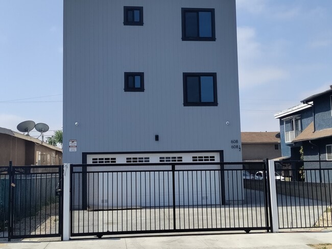 Photo - 608 W 42nd St Townhome