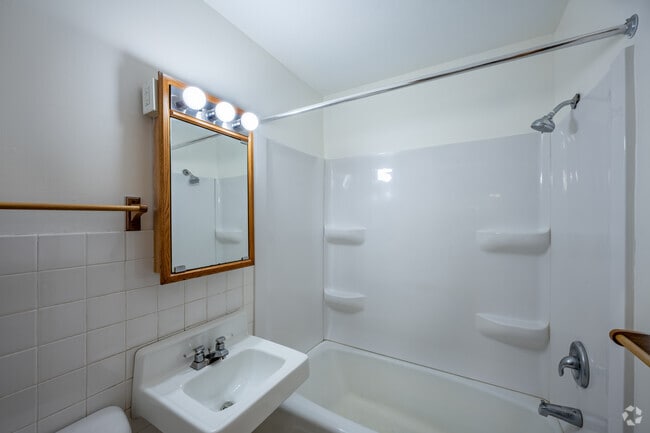1BR, 1BA - 680SF - Bathroom