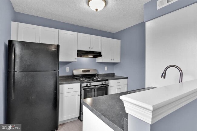 Building Photo - 100 Park Blvd Unit 88C