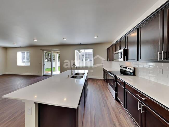 Photo - 685 Dudley St
